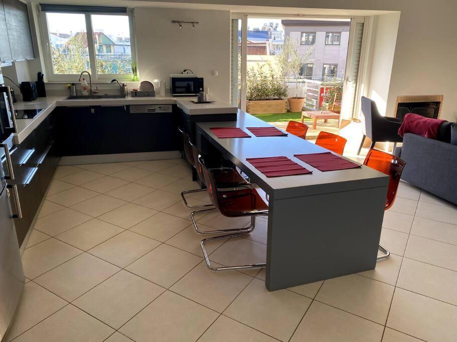 Spacious And Sunkissed 3Br & 2 Bathrooms Apartment Атина Екстериор снимка