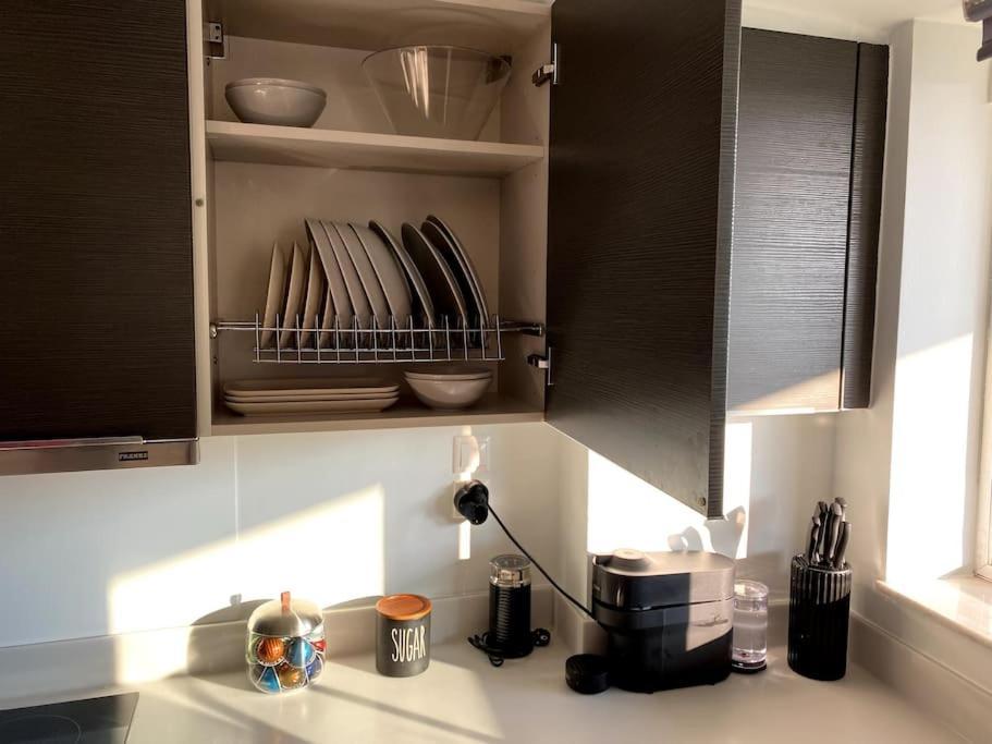 Spacious And Sunkissed 3Br & 2 Bathrooms Apartment Атина Екстериор снимка