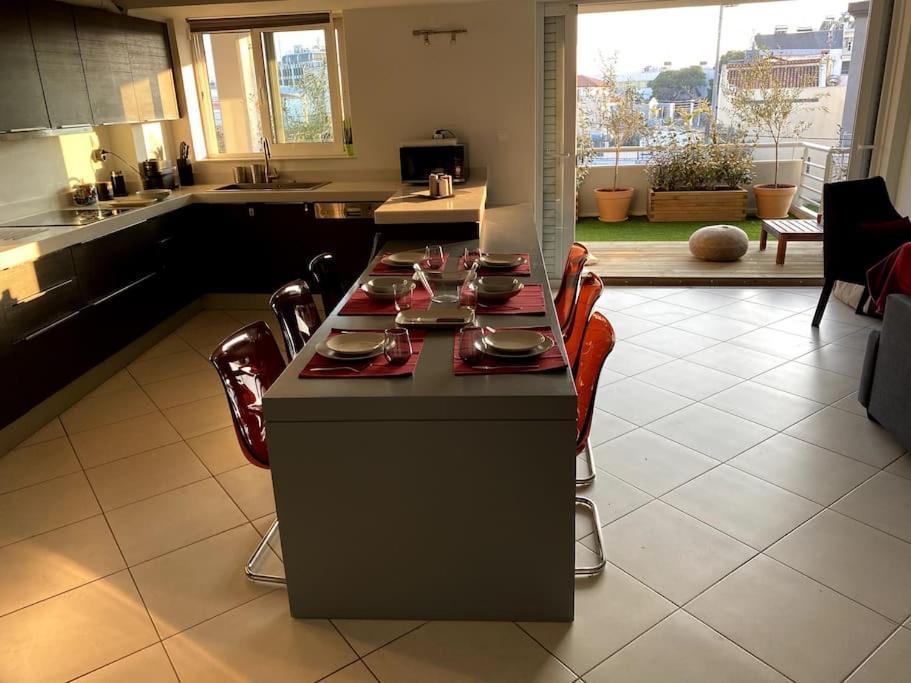 Spacious And Sunkissed 3Br & 2 Bathrooms Apartment Атина Екстериор снимка
