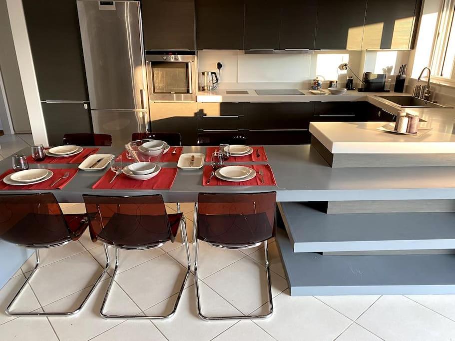 Spacious And Sunkissed 3Br & 2 Bathrooms Apartment Атина Екстериор снимка