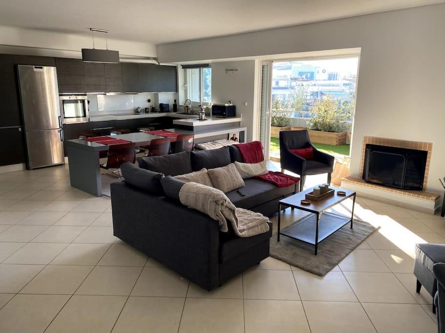 Spacious And Sunkissed 3Br & 2 Bathrooms Apartment Атина Екстериор снимка