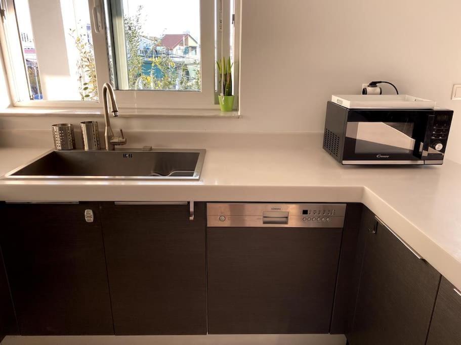 Spacious And Sunkissed 3Br & 2 Bathrooms Apartment Атина Екстериор снимка