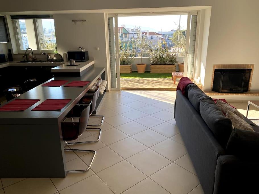 Spacious And Sunkissed 3Br & 2 Bathrooms Apartment Атина Екстериор снимка