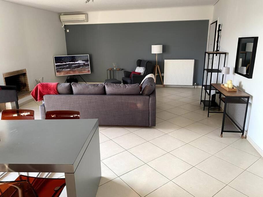 Spacious And Sunkissed 3Br & 2 Bathrooms Apartment Атина Екстериор снимка