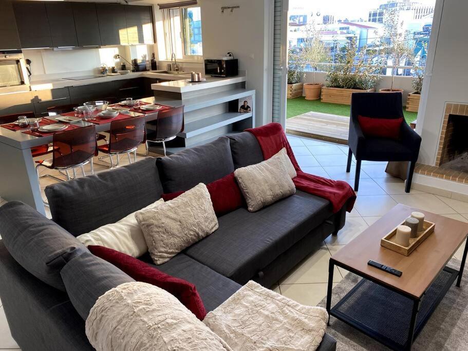 Spacious And Sunkissed 3Br & 2 Bathrooms Apartment Атина Екстериор снимка