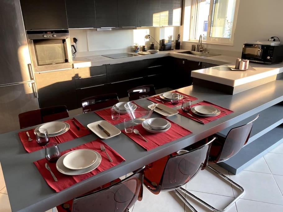 Spacious And Sunkissed 3Br & 2 Bathrooms Apartment Атина Екстериор снимка