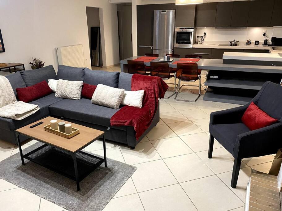Spacious And Sunkissed 3Br & 2 Bathrooms Apartment Атина Екстериор снимка
