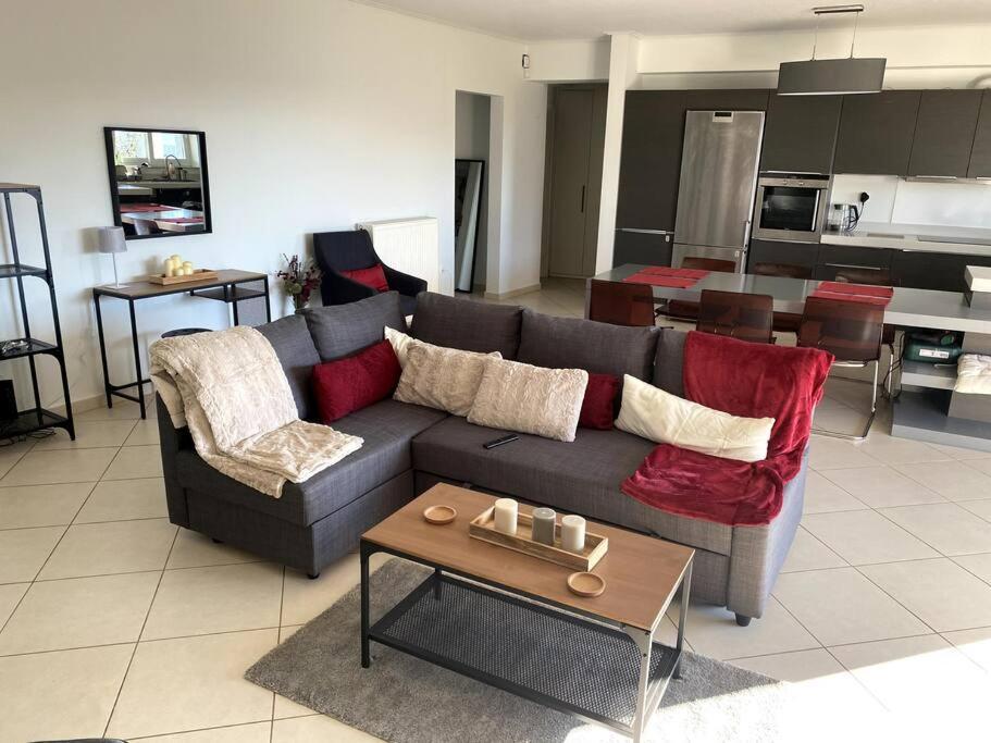 Spacious And Sunkissed 3Br & 2 Bathrooms Apartment Атина Екстериор снимка