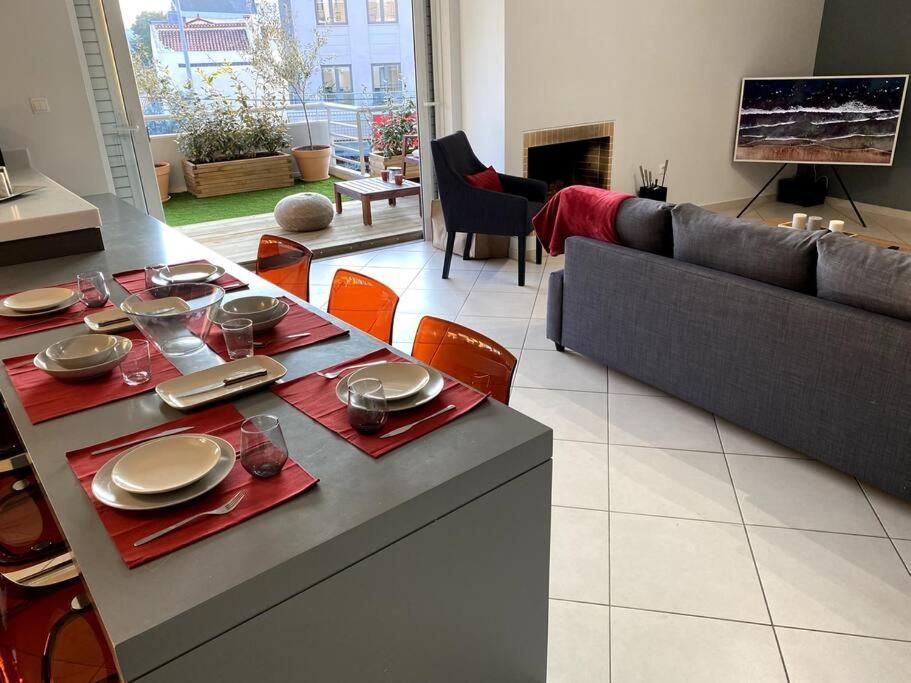 Spacious And Sunkissed 3Br & 2 Bathrooms Apartment Атина Екстериор снимка
