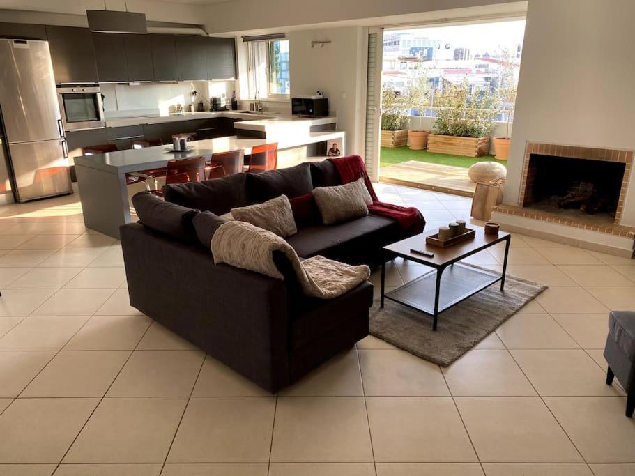 Spacious And Sunkissed 3Br & 2 Bathrooms Apartment Атина Екстериор снимка