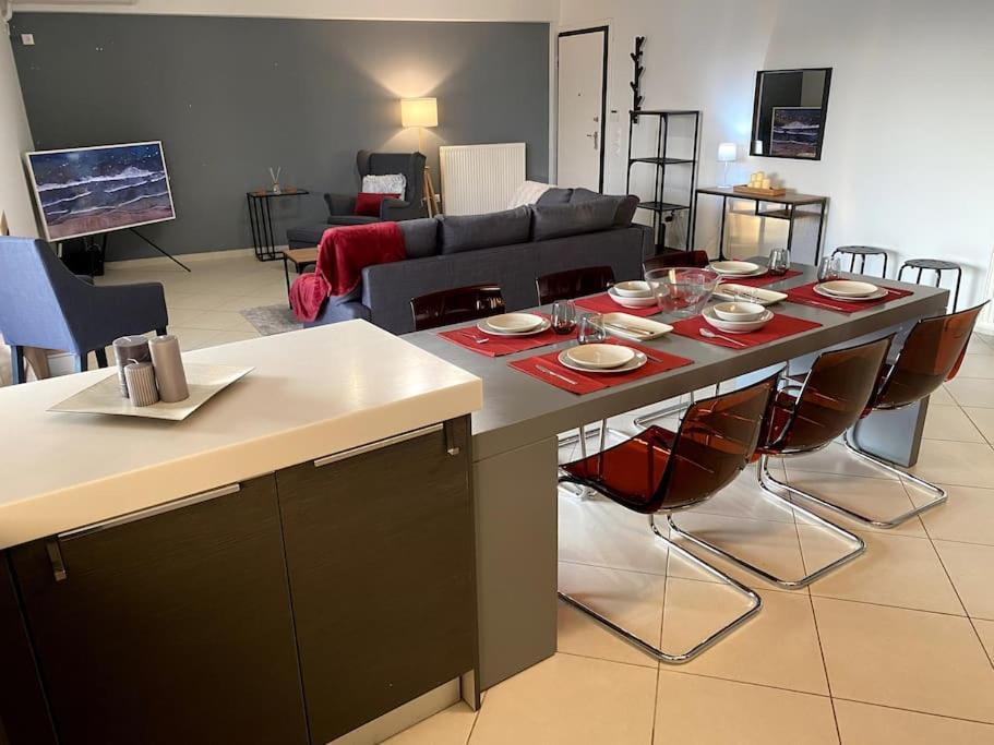 Spacious And Sunkissed 3Br & 2 Bathrooms Apartment Атина Екстериор снимка