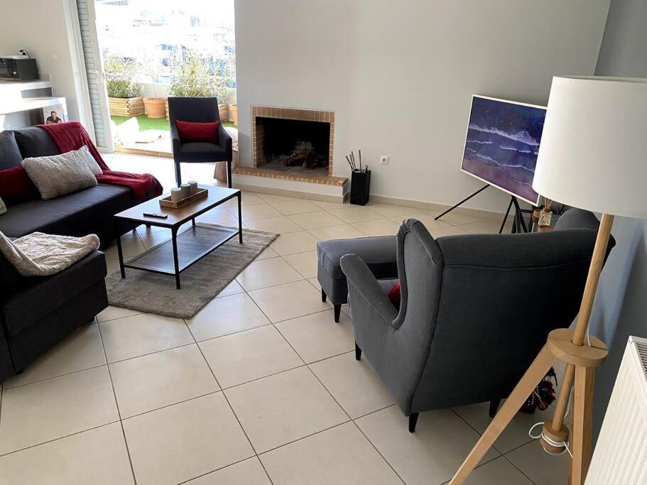 Spacious And Sunkissed 3Br & 2 Bathrooms Apartment Атина Екстериор снимка