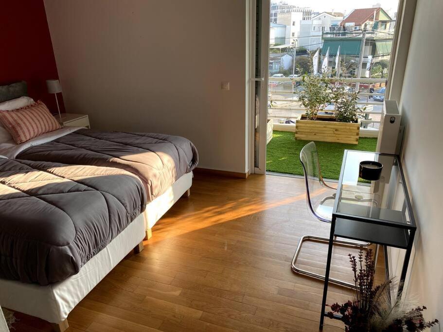 Spacious And Sunkissed 3Br & 2 Bathrooms Apartment Атина Екстериор снимка
