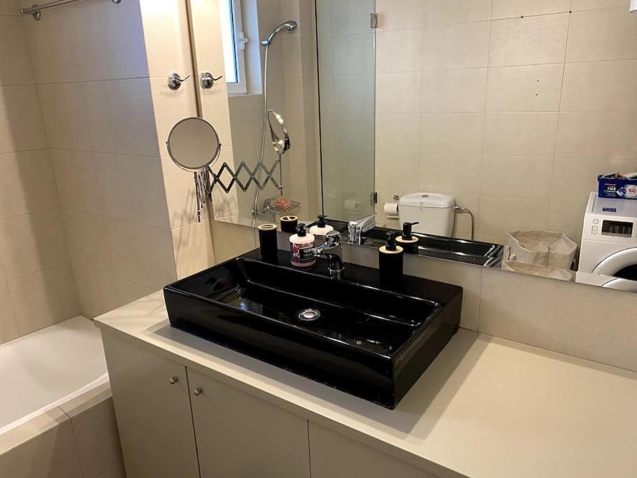 Spacious And Sunkissed 3Br & 2 Bathrooms Apartment Атина Екстериор снимка