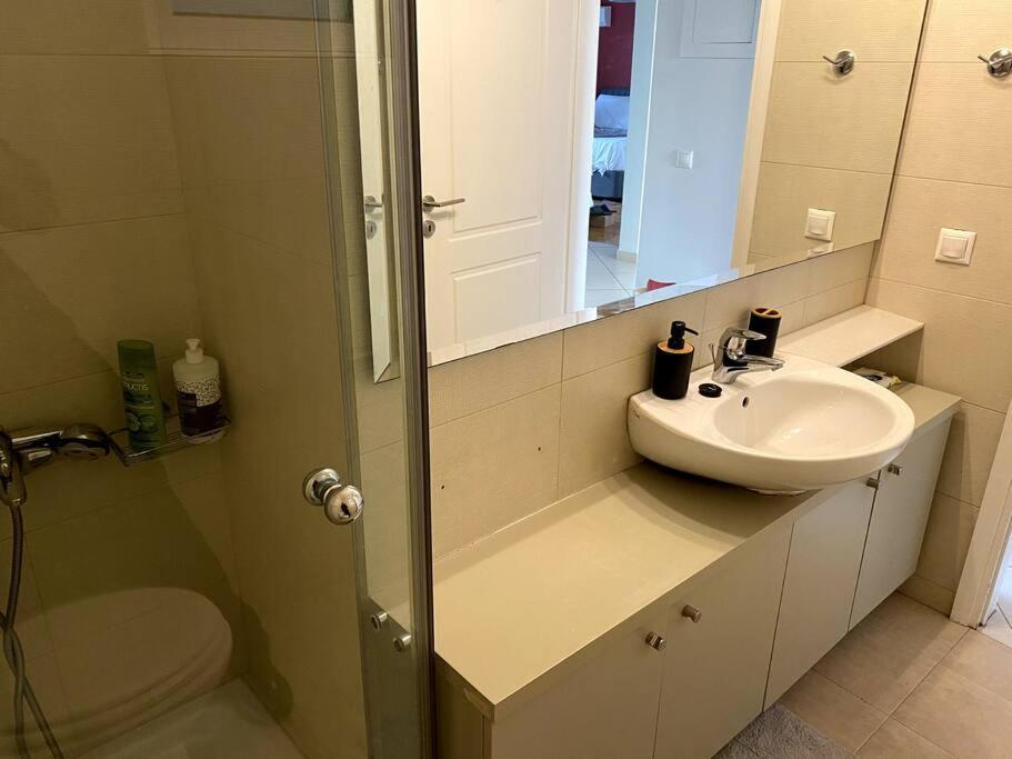 Spacious And Sunkissed 3Br & 2 Bathrooms Apartment Атина Екстериор снимка